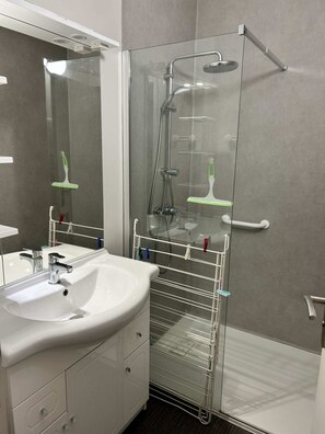 Bathroom - 2-person air-conditioned 1-bedroom apartment near Aïga Resort Puy de la Coquille A02 (Chatelguyon)