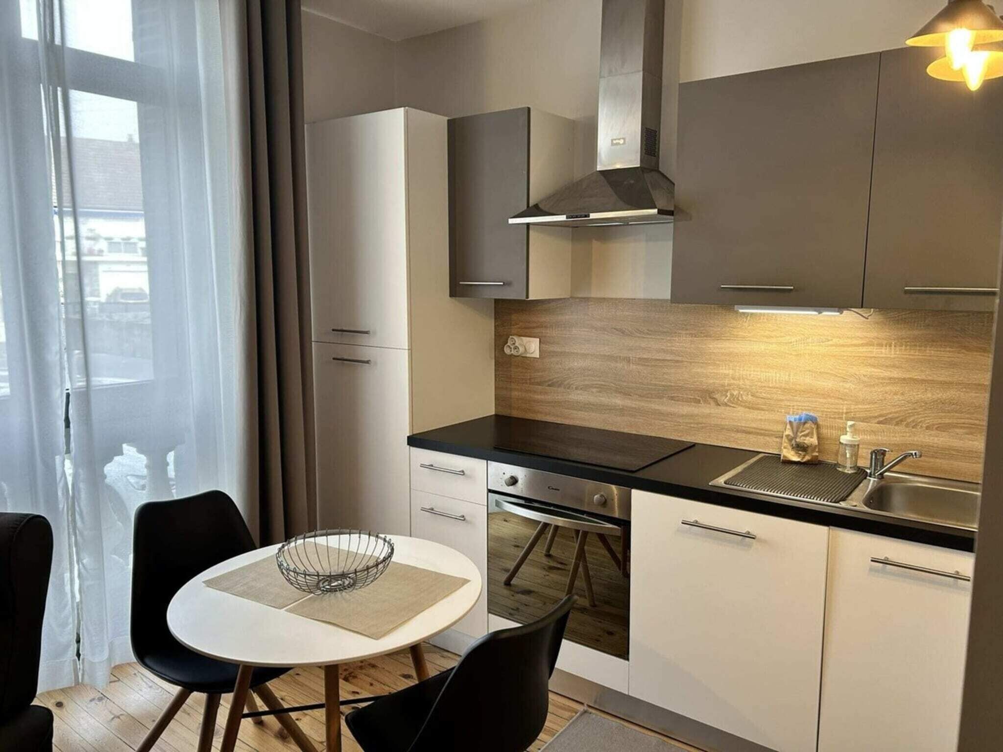 Een koelkast, een microgolfoven, een oven, een vaatwasser