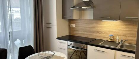 Frigorífico, microondas, horno y lavavajillas