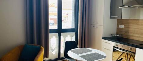 冷蔵庫、電子レンジ、オーブン、食器洗い機