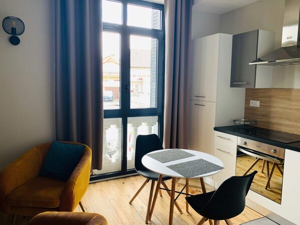 Réfrigérateur, micro-ondes, four, lave-vaisselle