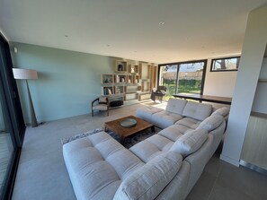 Mesa de pingue-pongue, livros, impressoras