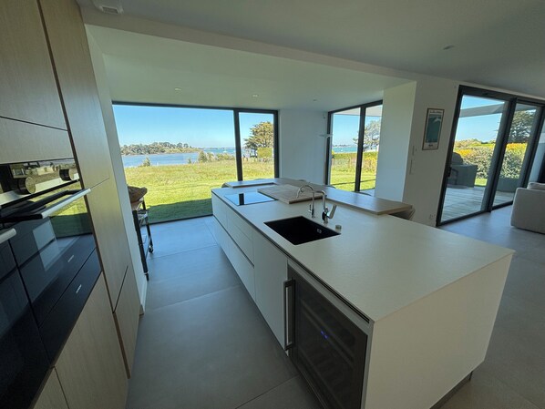 Geladeira, micro-ondas, fogão, cooktop