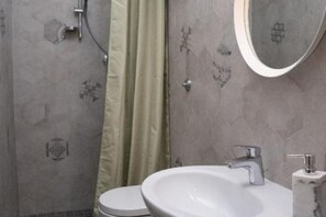 Douche, sèche-cheveux, serviettes fournies, savon