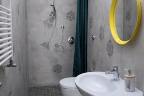 Douche, sèche-cheveux, serviettes fournies, savon