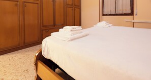 2 dormitorios, tabla de planchar con plancha, wifi gratis y ropa de cama