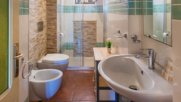 Dusche, Haartrockner, Bidet, Handtücher