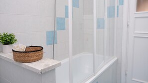 Séchoir à cheveux, bidet, serviettes fournies
