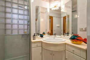 Ducha, secador de pelo, bidé y toallas