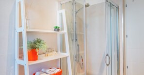 Shower, hair dryer, bidet, towels