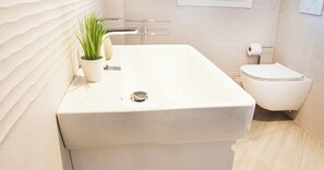 Dusche, Haartrockner, Bidet, Handtücher