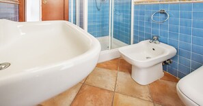 Dutxa, assecador de cabells, bidet i tovalloles