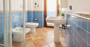 Douche, sèche-cheveux, bidet, serviettes fournies