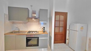 Jääkaappi, uuni, liesi, kahvin-/teenkeitin