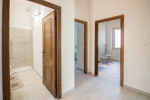 Douche, sèche-cheveux, bidet