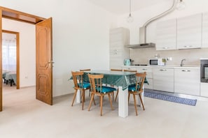 Four Ă micro-ondes, un four, surface de cuisson, lave-vaisselle
