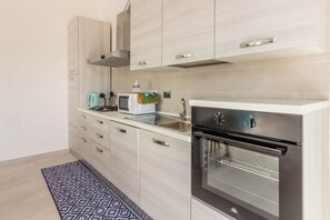 Mikrovågsugn, ugn, spishäll och diskmaskin