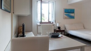 Iron/ironing board, bed sheets