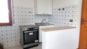 Réfrigérateur, four, plaque de cuisson, grille-pain