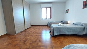 2 chambres, fer et planche à repasser, draps fournis