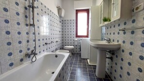 Assecador de cabells, bidet i tovalloles