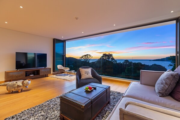 エクスクルーシブ コンドミニアム 3 ベッドルーム オーシャンビュー | リビングルーム