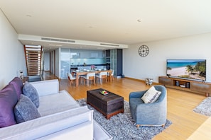 Apartamento exclusivo, 3 habitaciones, vistas al mar | Zona de estar