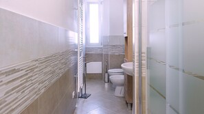 Dutxa, assecador de cabells, bidet i tovalloles