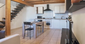 Frigorífico, microondas, horno y placa de cocina