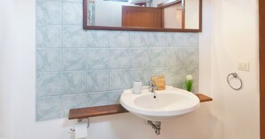 Dusche, Haartrockner, Bidet, Handtücher