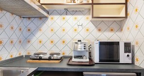 Réfrigérateur, micro-ondes, cafetière/bouilloire, grille-pain