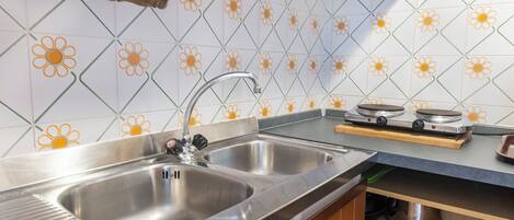 Geladeira, micro-ondas, cafeteira/chaleira, torradeira