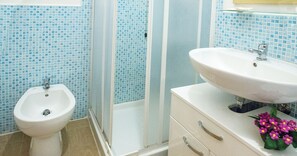Dusche, Haartrockner, Bidet, Handtücher