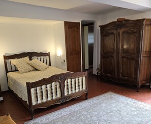 2 bedrooms, iron/ironing board, WiFi, bed sheets - OLD PROVENCALE HOUSE WITH SWIMMING POOL 8x4, shaded parking area (Seillans)