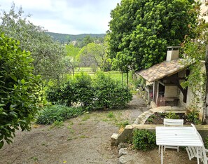 Outdoor dining - OLD PROVENCALE HOUSE WITH SWIMMING POOL 8x4, shaded parking area (Seillans)