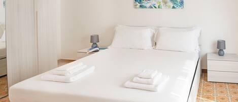 3 عدّة غرف نوم ومكواة/لوح كي وملاءات أسرّة