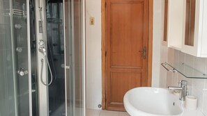 Doccia, asciugacapelli, bidet, asciugamani