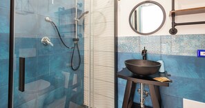 Shower, hair dryer, bidet, towels