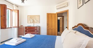 2 bedrooms, iron/ironing board, bed sheets