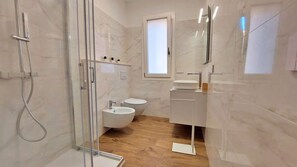 Dusche, kostenlose Toilettenartikel, Haartrockner, Bidet