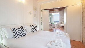 1 habitación, tabla de planchar con plancha, wifi gratis y ropa de cama 