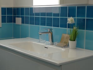 Douche, sèche-cheveux, bidet, serviettes fournies