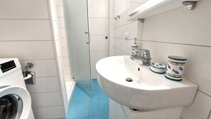Dusche, Haartrockner, Bidet, Handtücher