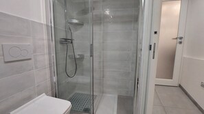 Ducha, secador de pelo y toallas