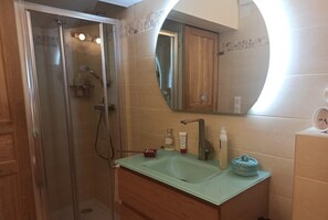 Chuveiro, secador de cabelo, toalhas de banho, sabonete