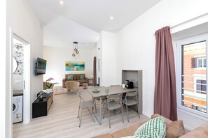 Deluxe Apartment, City View | Living area