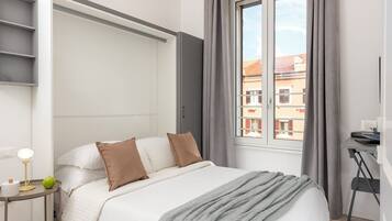 Small Double Room | Frigobar (abastecido com itens grátis), cofres nos quartos