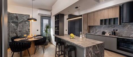 Een koelkast, een microgolfoven, een oven, een kookplaat