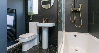 6-Bed Contractor House | Long Stay Discounts | WiFi, Driveway Parking, Smart TV