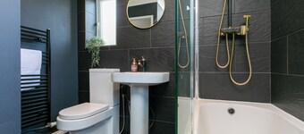 6-Bed Contractor House | Long Stay Discounts | WiFi, Driveway Parking, Smart TV